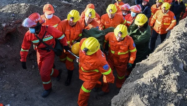 Conséquences d'une explosion massive dans un parc de stockage automobile en Chine, avec des centaines de véhicules détruits.