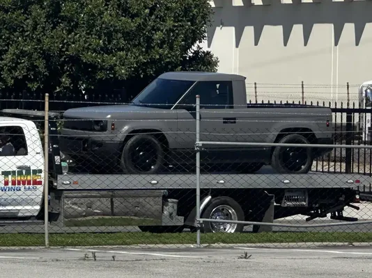 Prototype de pick-up électrique Slate Auto en transit.