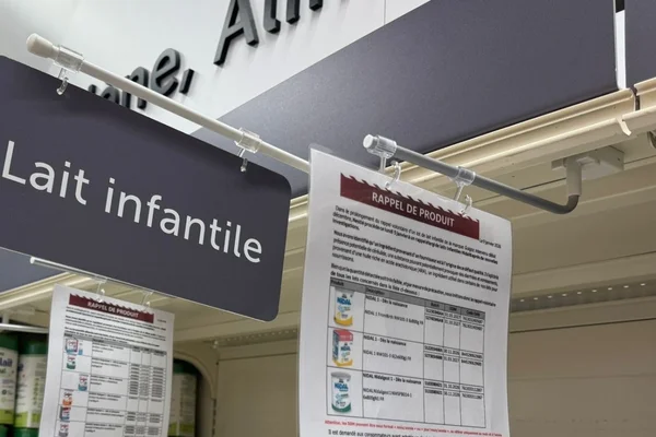Avis de rappel de produit dans un rayon de laits infantiles en supermarché.