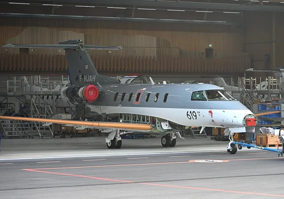 Le premier PC-24 de l'Aéronavale française, immatriculé F-HJAH, dans un hangar.