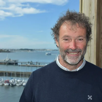 Christophe Cassou, membre du Giec, devant un port.