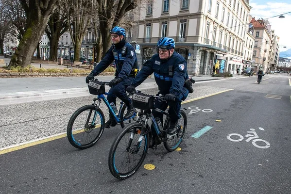Des agents de la police municipale de Grenoble à vélo sur une piste cyclable.