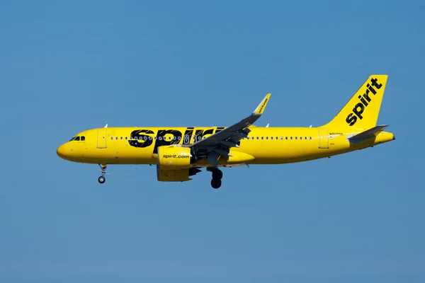 Un appareil de Spirit Airlines en phase d'approche avec le train d'atterrissage sorti.