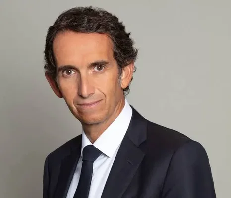 Portrait professionnel d'Alexandre Bompard, PDG de Carrefour.
