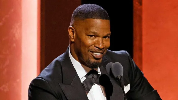 Jamie Foxx souriant lors d'un événement médiatique.
