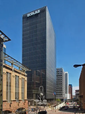 Siège social d'Ecolab, 370 Wabasha St N, St Paul, Minnesota, vu du sud-ouest depuis une passerelle aérienne.