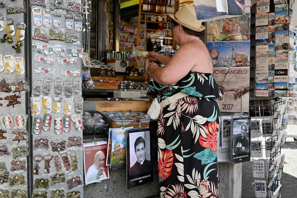 Un kiosque romain vendant des souvenirs, dont le portrait-calendrier de Giovanni Galizia, le 18 mai 2026.