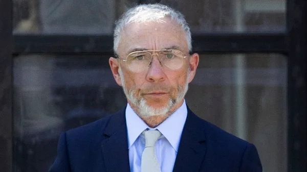 James Holder, cofondateur de Superdry, en costume-cravate.
