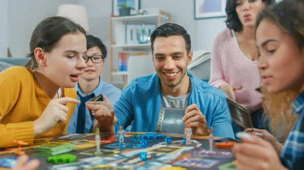 Plus de 5 700 photos, images et images libres de droits de fêtes de jeux de société - iStock | Soirée jeux de société, Soirée jeux, Soirée jeux entre amis