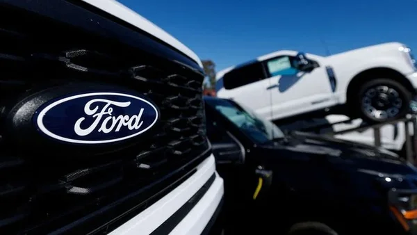 Le logo Ford sur la calandre d'un véhicule utilitaire, illustrant la marque.