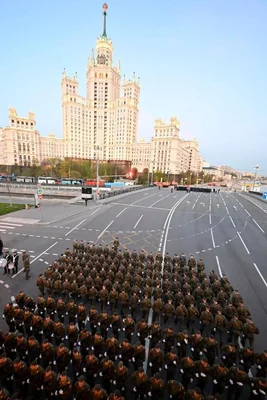 Répétition du défilé militaire du Jour de la Victoire à Moscou, devant l'hôtel Ukraina.