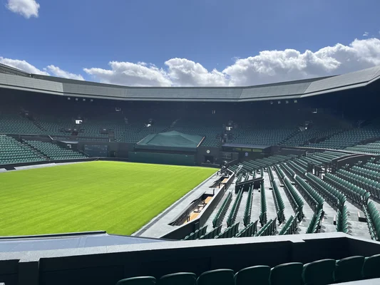 Le Centre Court de Wimbledon après le tournoi 2023 ; au loin, le tableau d'affichage de la finale Djokovic-Alcaraz.