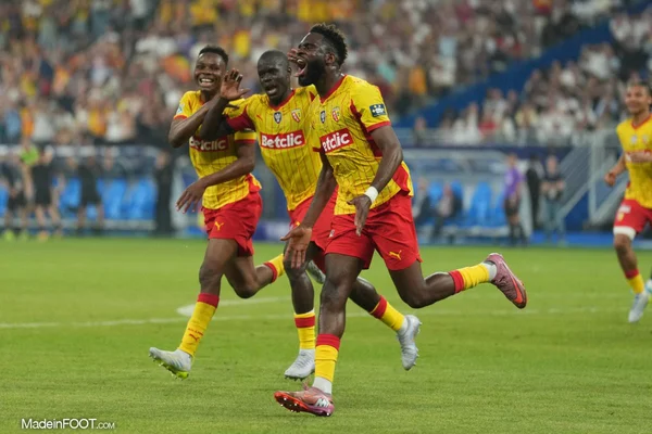 Les joueurs lensois exultent après la victoire en Coupe de France.