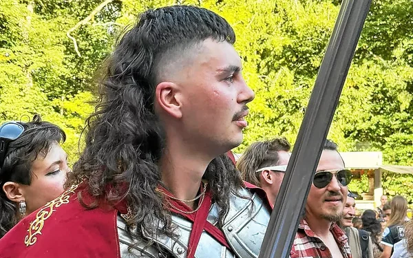 Léo Provost, champion d'Europe de la coupe mulet, en armure et cape rouge.