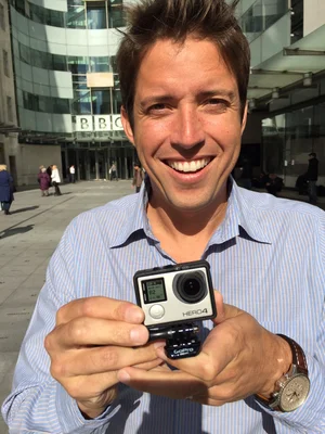 Nick Woodman, fondateur de GoPro, présentant une caméra HERO4 devant le BBC building.