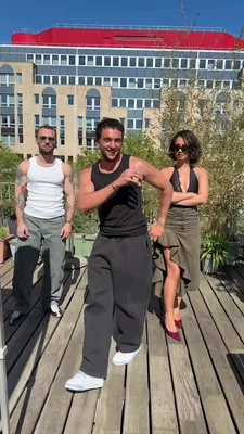 Raphaël Quenard (au centre) et deux autres personnes lors d'une sortie.