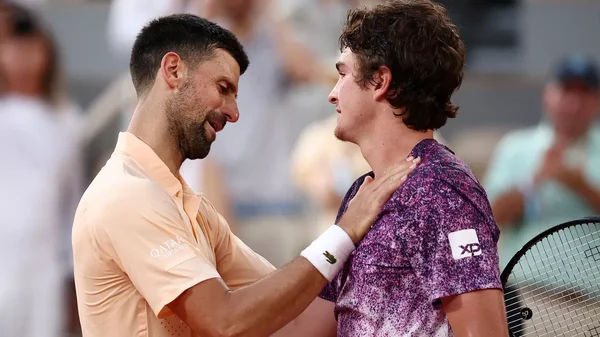 Novak Djokovic et João Fonseca après leur match à Roland-Garros.