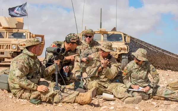 Soldats américains utilisant du matériel d'observation lors d'une aide militaire américaine au Maroc.