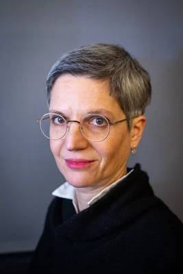 Portrait rapproché de Sandrine Rousseau.