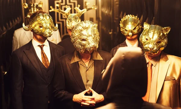 Les VIP de Squid Game portant des masques d'animaux dorés.
