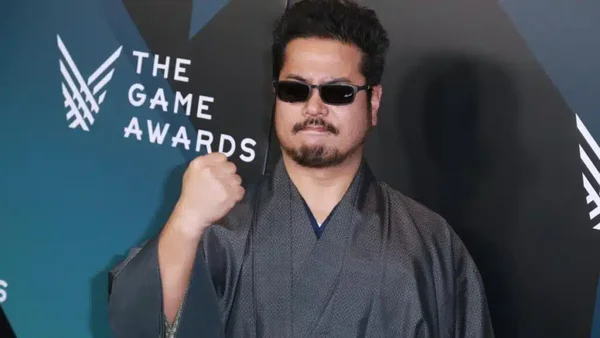 Katsuhiro Harada aux Game Awards, vêtu d'un kimono gris.