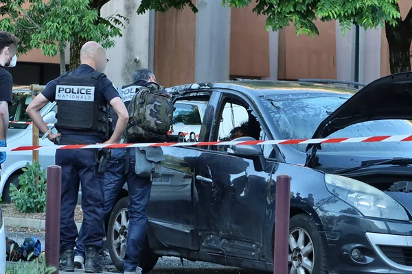Véhicule calciné sous scellés policiers à Échirolles, enquête en cours.