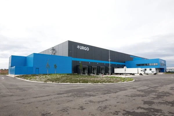 Le nouveau centre logistique d'Urgo Healthcare, illustrant la croissance du groupe familial.
