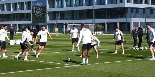Les joueurs du PSG à l'entraînement sur leur nouveau terrain à Poissy.
