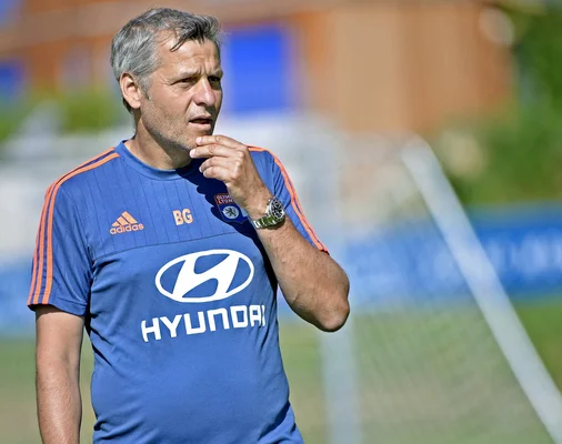 Bruno Genesio sur un terrain d'entraînement, portant le maillot de l'Olympique Lyonnais.