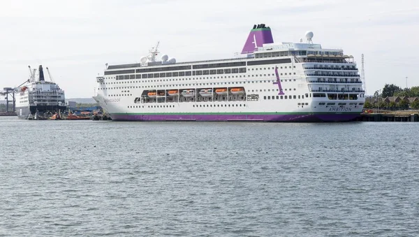 Le navire Ambition à quai à Bordeaux, épicentre de la suspicion d'épidémie.