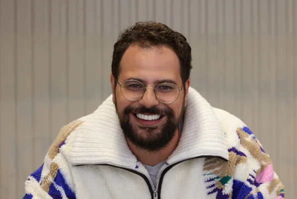 Hakim Jemili, acteur principal de 'Tout va super', photographié lors d'une promotion.