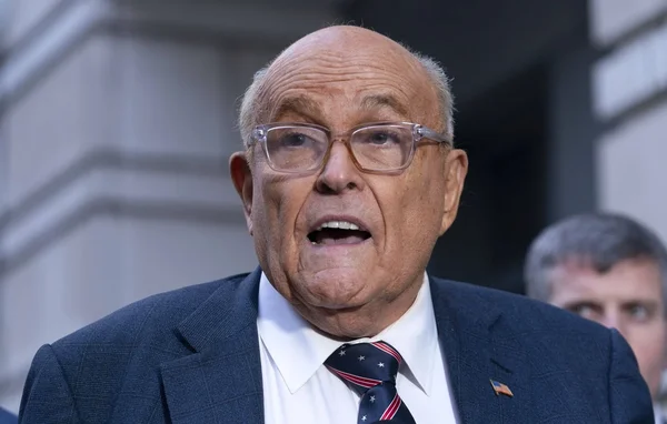 Rudy Giuliani s'exprimant lors d'une conférence de presse.