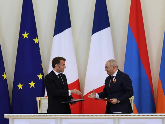 Emmanuel Macron serrant la main d'un responsable arménien lors d'une réunion officielle.