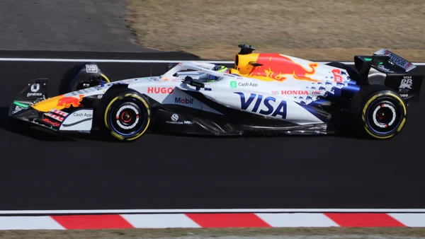 La monoplace de l'écurie Racing Bulls pilotée par Isack Hadjar en piste au GP du Japon 2025.