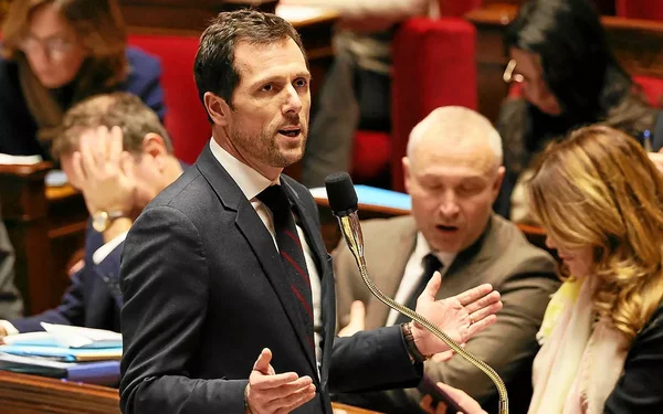 Intervenant s'exprimant dans une assemblée législative.