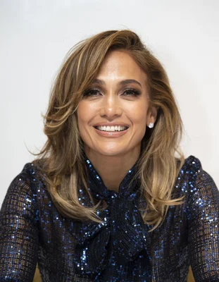 Jennifer Lopez arborant un carré glamour et un haut bleu scintillant.