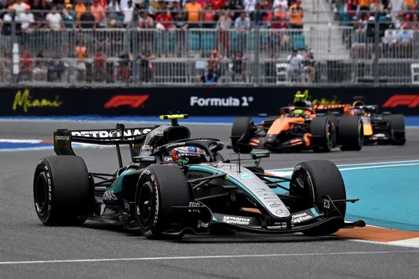 Une Mercedes-AMG Petronas mène le peloton lors du Grand Prix de Miami, sous les yeux des spectateurs.