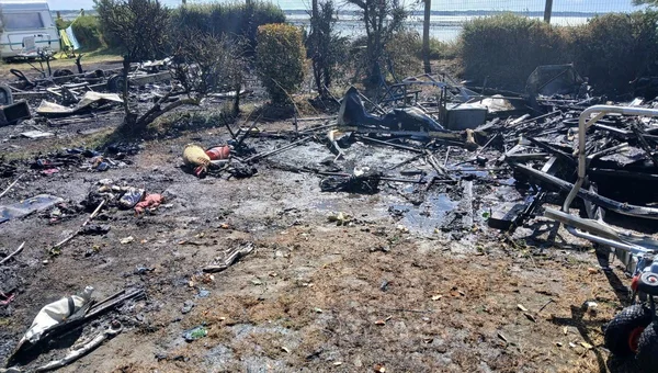 Épave d'un véhicule et débris calcinés après l'explosion survenue dans un camping à Pénestin.