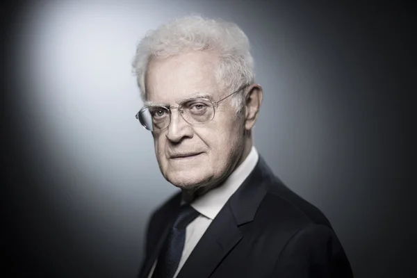 Portrait officiel de Lionel Jospin sur fond gris.