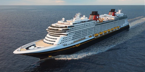 Le Disney Treasure naviguant en mer.