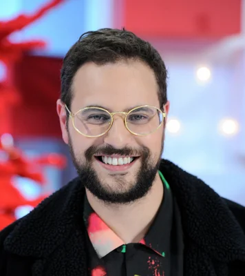 Hakim Jemili, acteur principal de 'Tout va super', en portrait rapproché.
