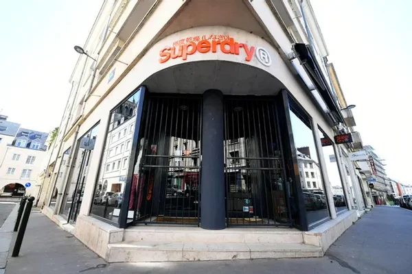 Magasin Superdry aux volets baissés, en lien avec la condamnation de son cofondateur.