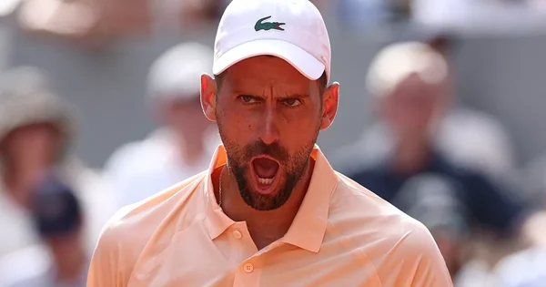 Novak Djokovic s'emporte sur le court central de Roland-Garros.