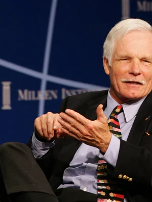 Ted Turner s'exprimant avec un geste de la main.