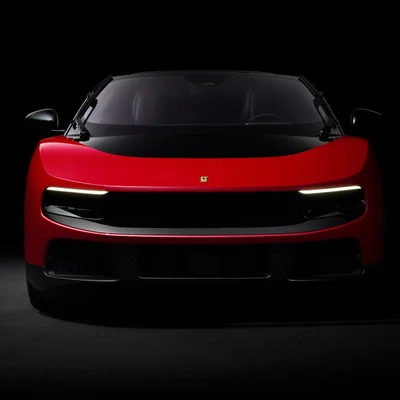 La Ferrari Luce, premier modèle électrique de la marque, photographié en studio sur fond noir.