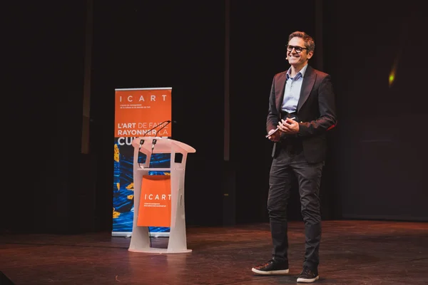 Intervenant souriant sur scène lors de la cérémonie de remise des diplômes 2025 de l'ICART Paris au Théâtre Mogador.