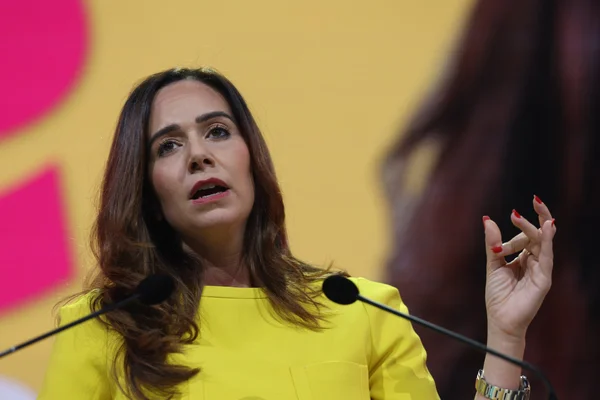 Sarah Knafo s'exprimant lors d'un événement politique.