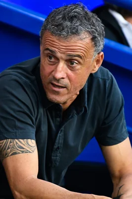 Le manager espagnol Luis Enrique dans une posture déterminée.