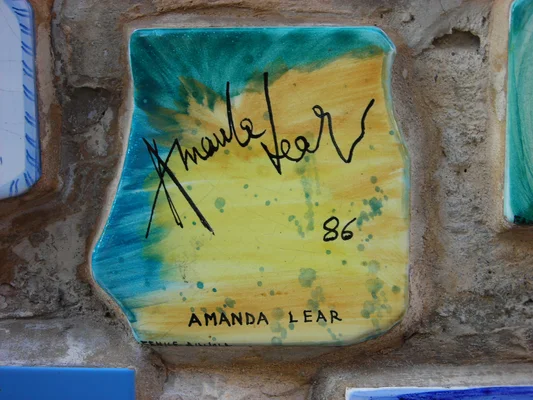 Tuile du Muretto d'Alassio signée par Amanda Lear, avec le nombre 86.
