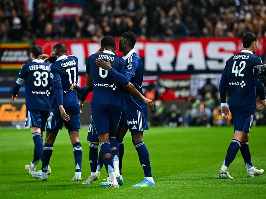 Les joueurs du PSG célèbrent leur victoire lors du derby parisien.